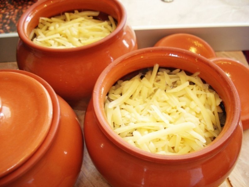Мясо в горшочке с картофелем и сыром Мясо в горшочке с картофелем и сыром