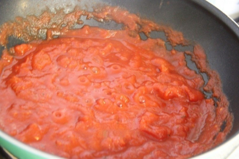Куриная грудка с помидорами на сковороде