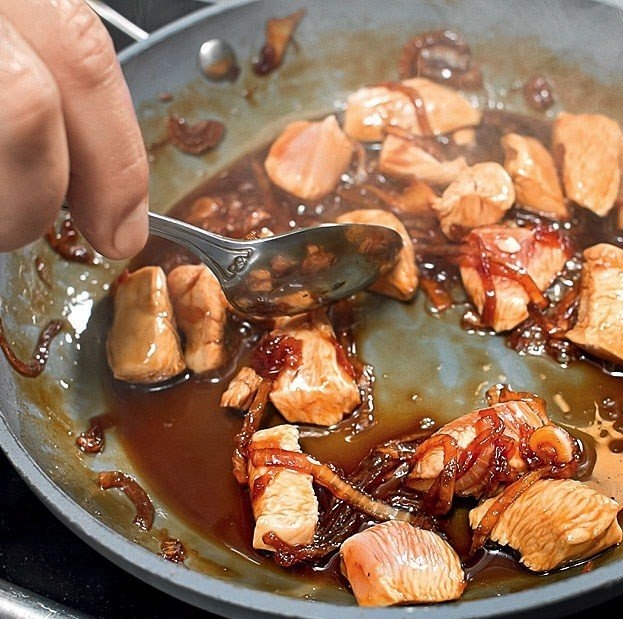Оякодон (японский омлет с рисом и курицей) Оякодон (японский омлет с рисом и курицей)