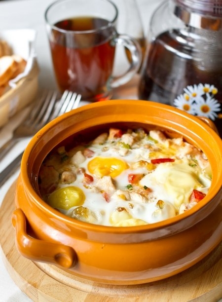 ЯЙЦА, ЗАПЕЧЕННЫЕ С КУРИЦЕЙ И ОВОЩАМИ ЯЙЦА, ЗАПЕЧЕННЫЕ С КУРИЦЕЙ И ОВОЩАМИ