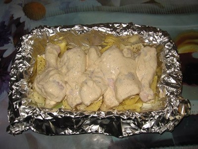 Куриные голени с картошкой в фольге в духовке. Куриные голени с картошкой в фольге в духовке.