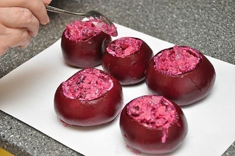 Свекла, фаршированная селедочным салатом Свекла, фаршированная селедочным салатом