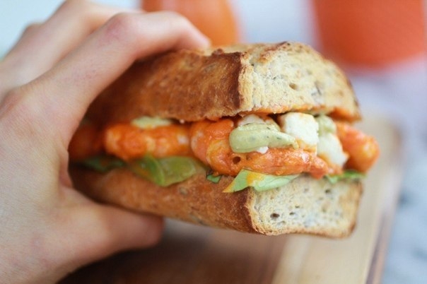 Сэндвич-гриль с креветками и острым соусом для пикника