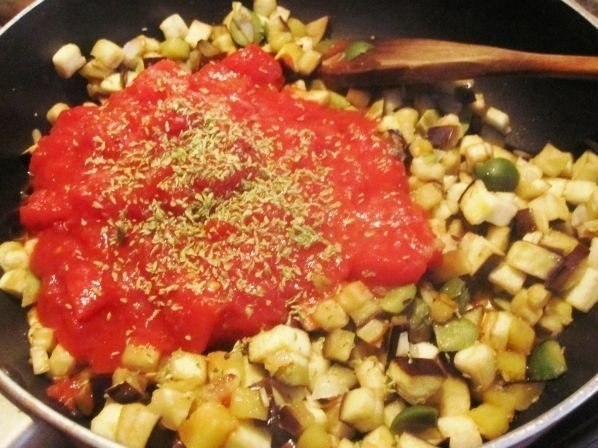 Спагетти с баклажаном и оливками