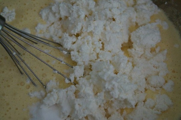 Рецепт творожного пирога со сливами.