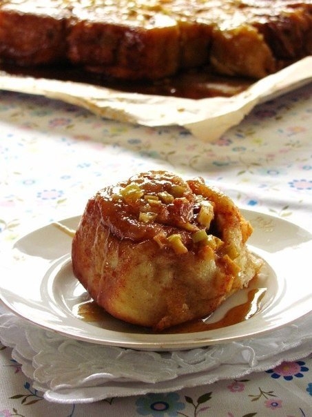Cinnamon Rolls с карамелью и яблоком Cinnamon Rolls с карамелью и яблоком