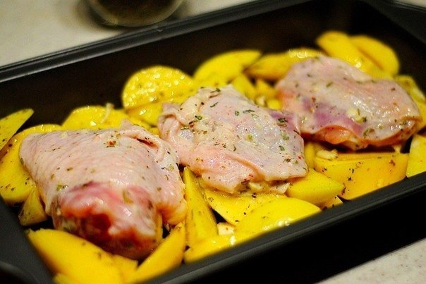 Курица, маринованная в кефире, запечённая с картофелем с травами и чесноком Курица, маринованная в кефире, запечённая с картофелем с травами и чесноком
