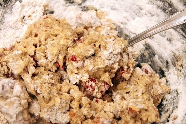 Овсяные плюшки с вишней, миндалем и грецкими орехами Овсяные плюшки с вишней, миндалем и грецкими орехами