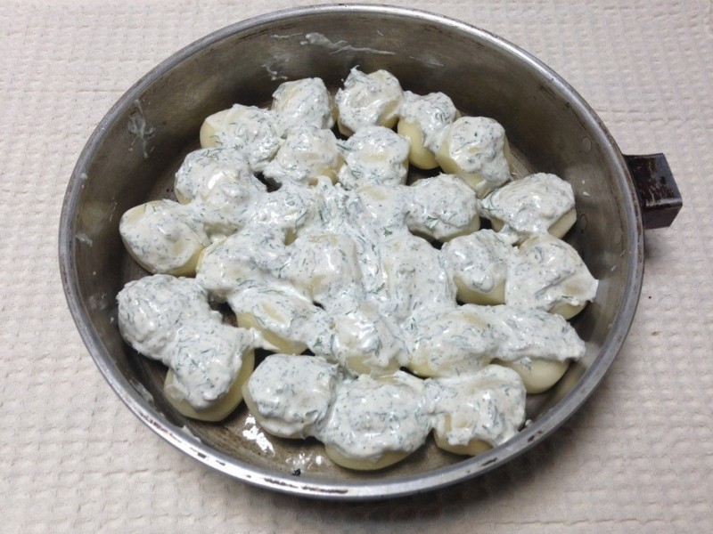 Молодой картофель под сметанным соусом. Молодой картофель под сметанным соусом.