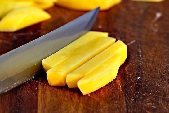 Ароматный картофель фри, запеченный в духовке Ароматный картофель фри, запеченный в духовке