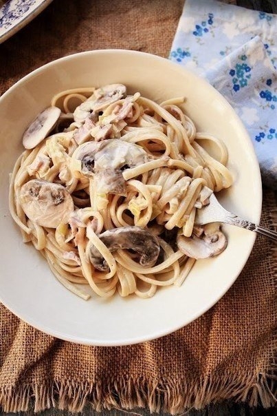 Лингвини с грибами, луком-пореем и беконом Лингвини с грибами, луком-пореем и беконом