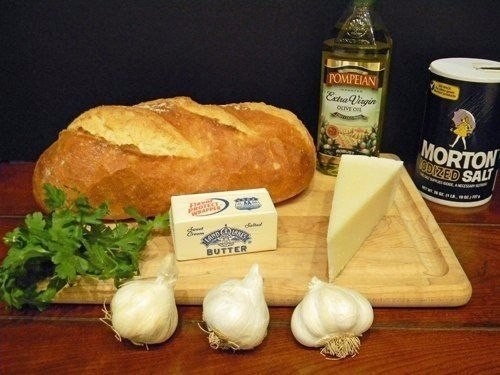 Запеченный хлеб с чесноком Запеченный хлеб с чесноком