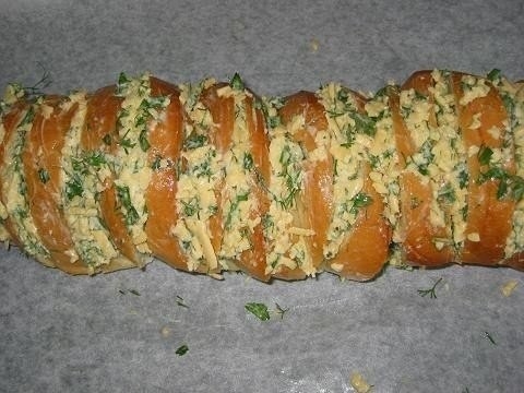 Хрустящий хлебушек пропитанный маслом, сыром и чесночком Хрустящий хлебушек пропитанный маслом, сыром и чесночком