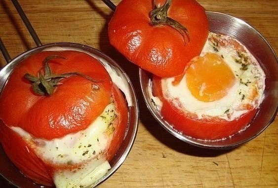 Яичница в помидоре