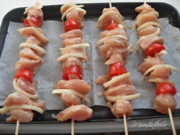 Куриный шашлык в духовке на шпажках Куриный шашлык в духовке на шпажках