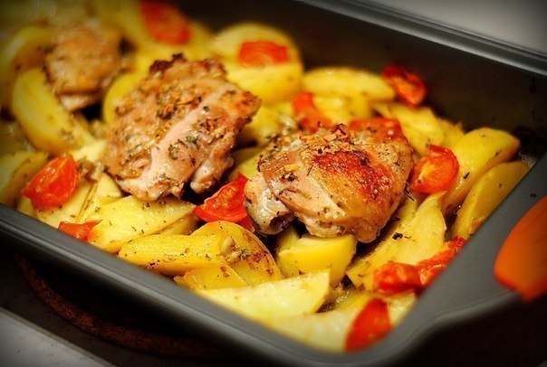 Курица маринованная в кефире, запечёная с картофелем с травами и чесноком Курица маринованная в кефире, запечёная с картофелем с травами и чесноком