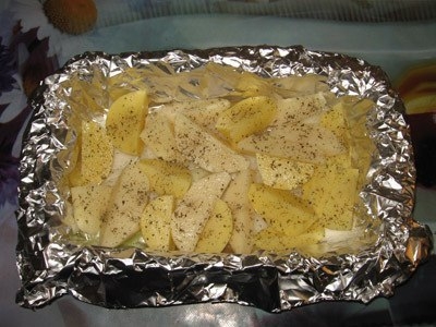 Куриные голени с картошкой в фольге в духовке