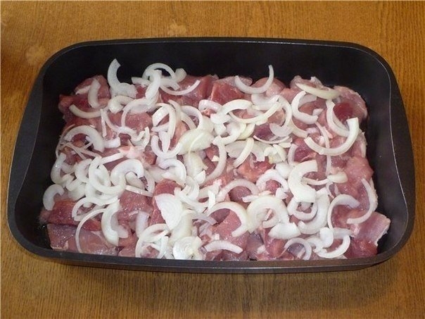 Свинина, запеченная с овощами под соусом бешамель Свинина, запеченная с овощами под соусом бешамель
