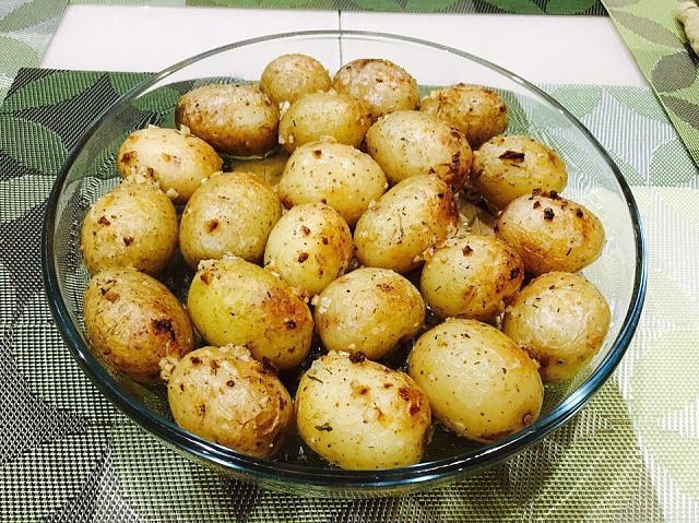 Ароматный картофель запечённый в духовке