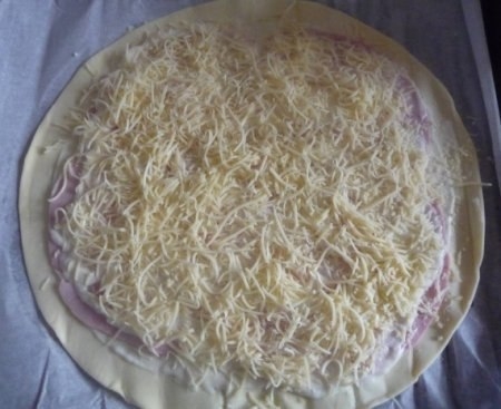Слоеный пирогсолнце с ветчиной и сыром
