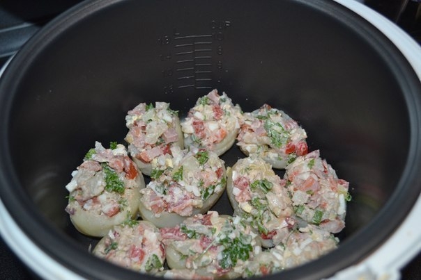 Картофель, фаршированный копченой курицей и овощами под сыром Картофель, фаршированный копченой курицей и овощами под сыром