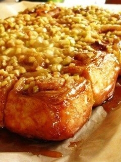 Cinnamon Rolls с карамелью и яблоком Cinnamon Rolls с карамелью и яблоком