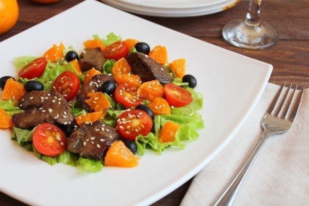 Салат с куриной печенью и мандаринами Салат с куриной печенью и мандаринами