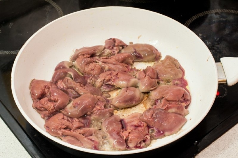 Куриная печень с грибами в сливочном соусе. Куриная печень с грибами в сливочном соусе.