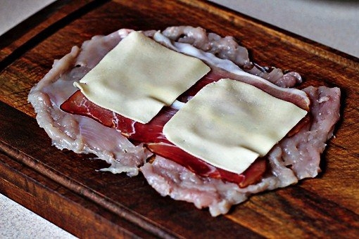 Куриный рулет с начинкой из сыра, бекона и перчика Куриный рулет с начинкой из сыра, бекона и перчика