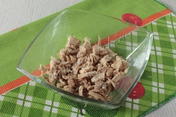 Салат с ананасами, курицей и грибами Салат с ананасами, курицей и грибами