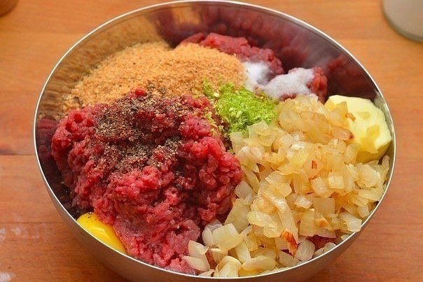 Мясные шарики из говяжьего фарша под сливочным соусом Мясные шарики из говяжьего фарша под сливочным соусом