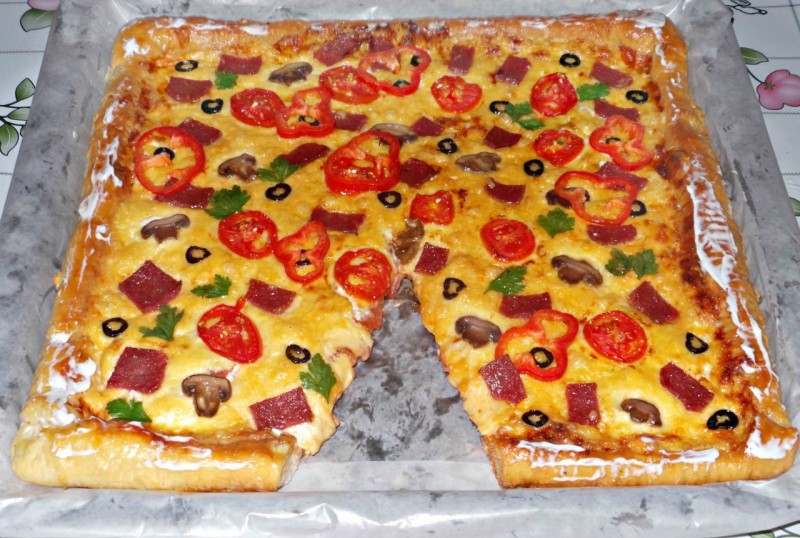 Домашняя пицца с сырокопчёной колбасой, сыром и грибами