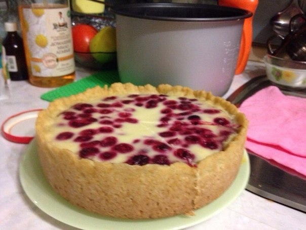 Пирог с ягодами со сметанной заливкой в мультиварке