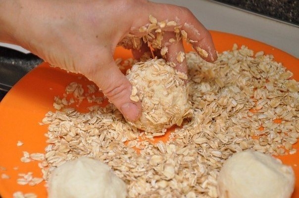 Сырники с шоколадной начинкой в панировке из овсяных хлопьев. Сырники с шоколадной начинкой в панировке из овсяных хлопьев.