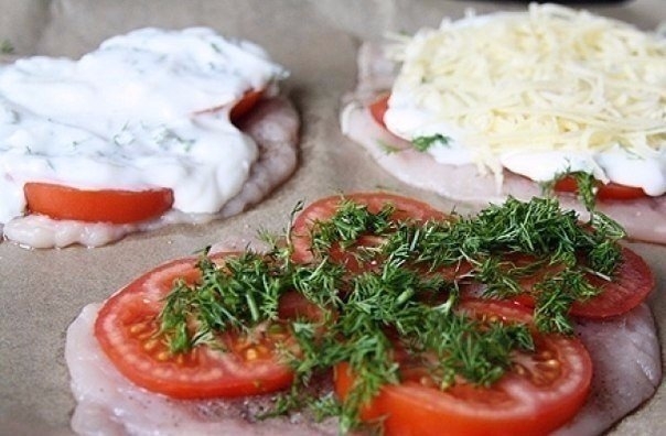 Отбивные из куриного филе в духовке с помидорами Отбивные из куриного филе в духовке с помидорами
