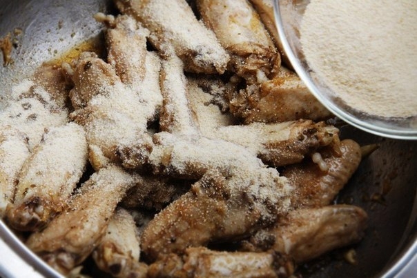 Куриные крылышки с сыром пармезан в духовке Куриные крылышки с сыром пармезан в духовке