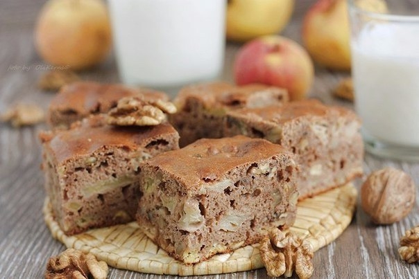 Шоколадный пирог с яблоками и грецкими орехами.