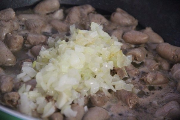 Куриные сердечки в сырном соусе Куриные сердечки в сырном соусе