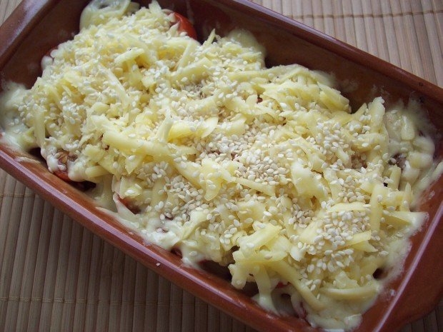 Кабачки, запеченные с шампиньонами и помидорами под сыром
