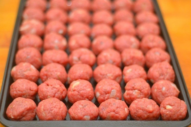 Мясные шарики из говяжьего фарша под сливочным соусом
