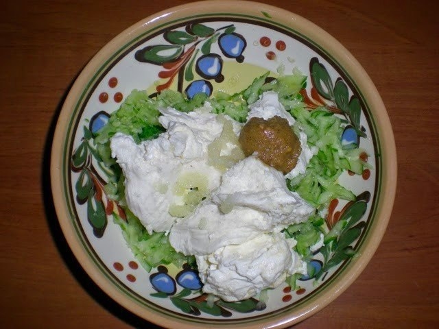 Салат с куриным филе, черри и моцареллой