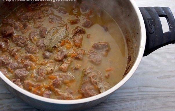 Гуляш с подливкой и картофельным пюре как в садике Гуляш с подливкой и картофельным пюре как в садике