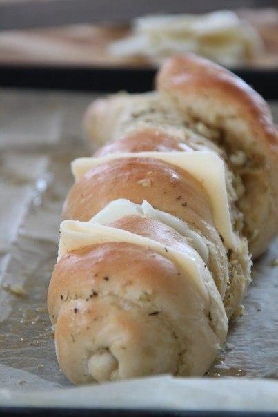 Багет с сыром и чесноком Багет с сыром и чесноком