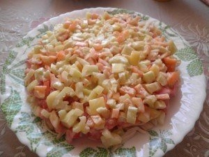 Салат с куриным филе, сухариками и овощами Салат с куриным филе, сухариками и овощами