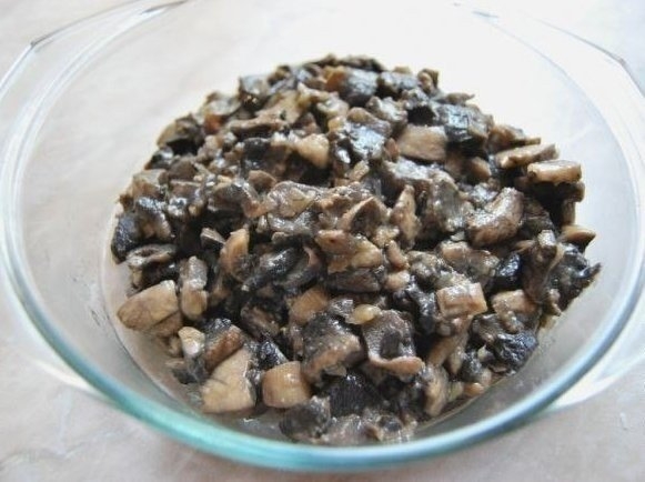 Мясной рулет с грибами в слоеном тесте