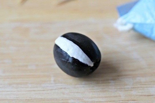 Пингвинчики из оливок и сыра Пингвинчики из оливок и сыра