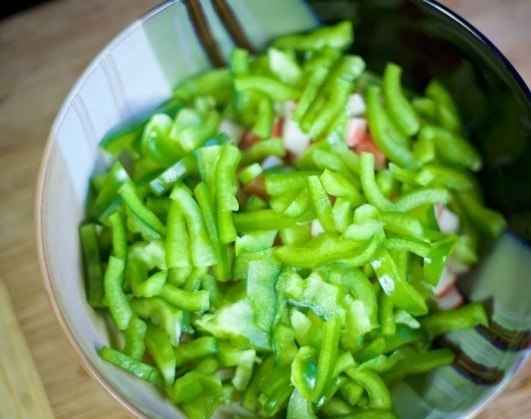 Cалат с крабовыми палочками и фасолью Cалат с крабовыми палочками и фасолью