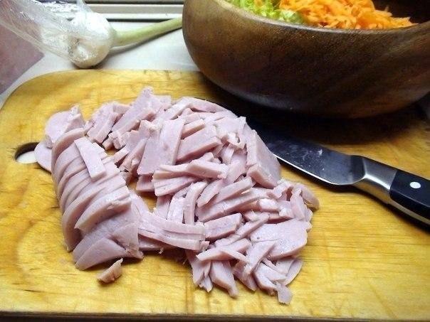 Салат овощной с сыром и ветчиной