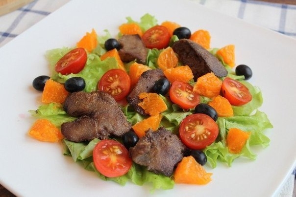 Салат с куриной печенью и мандаринами Салат с куриной печенью и мандаринами