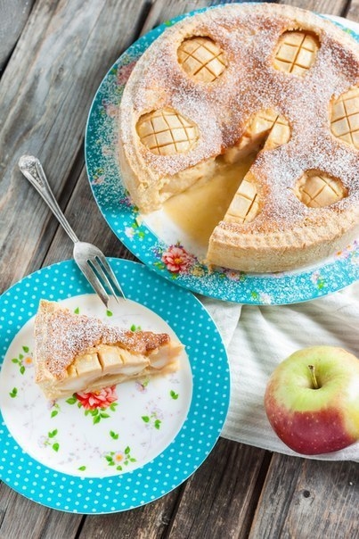 Яблочный пирог с яично-сметанной заливкой.